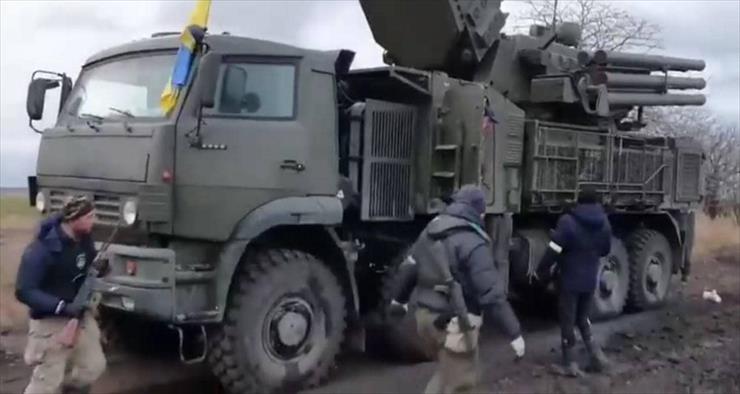Pantsir-S1 - Pancyr-S1 zdobyty przez Siły Zbrojne Ukrainy w 2022 roku Ukrainian_armed_civilians.jpg