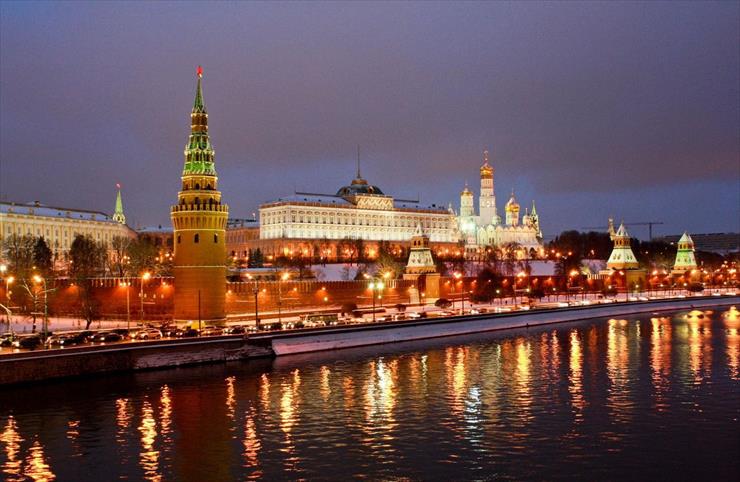 Rosyjskie tapety na pulpit - Kreml  - wieczorem.jpg